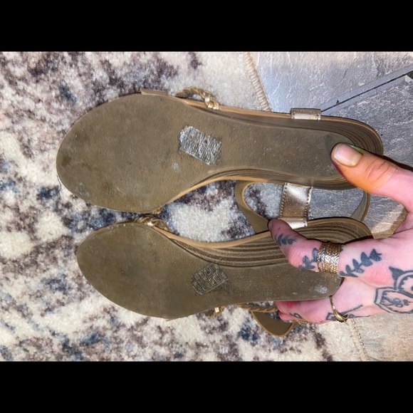 Blowfish Gold Wedge Sandals Women’s Size 9 - Picture 3 of 5